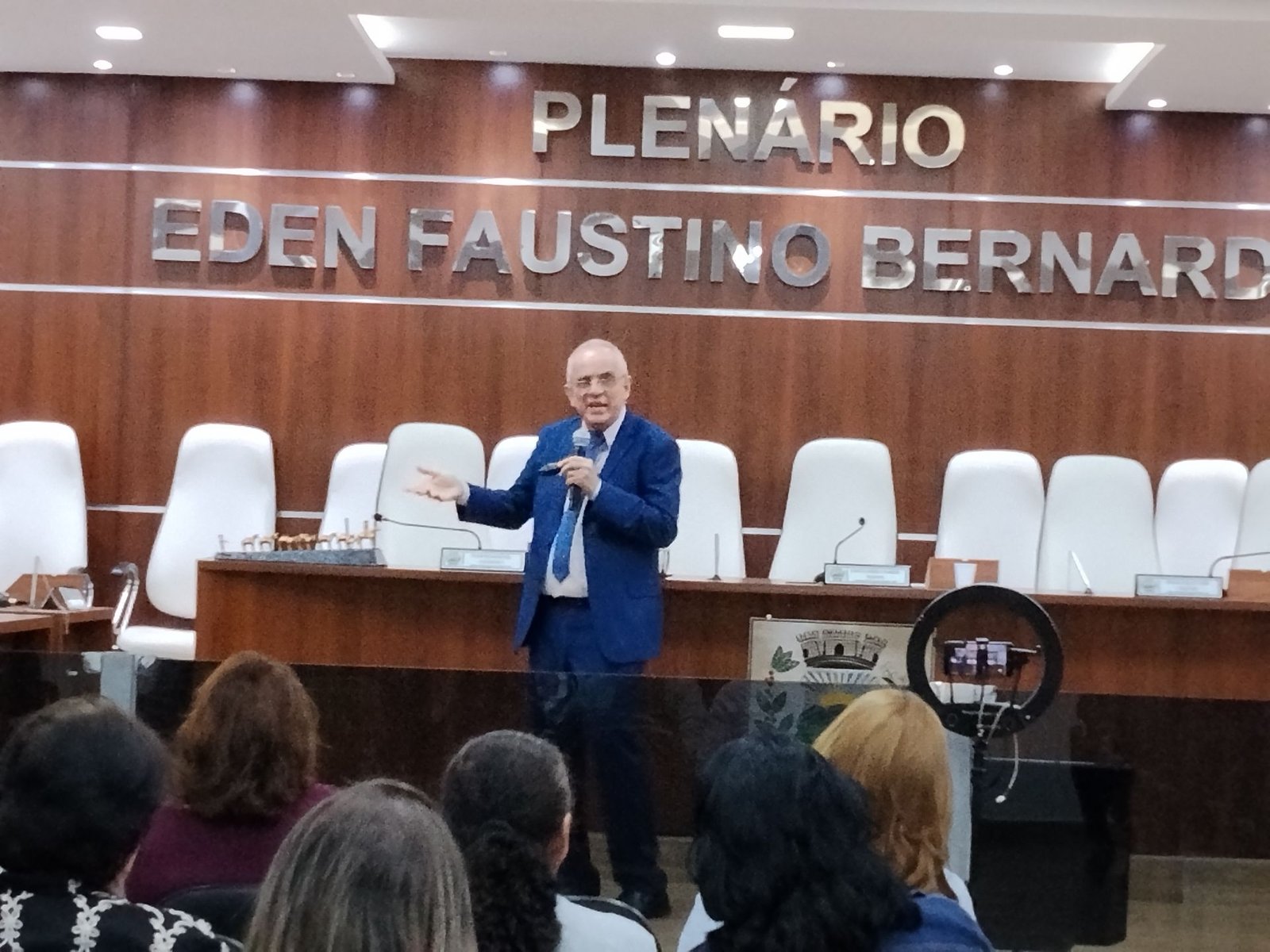 Alexandre Kaiê palestrando no plenário de uma câmara municipal, diante do público