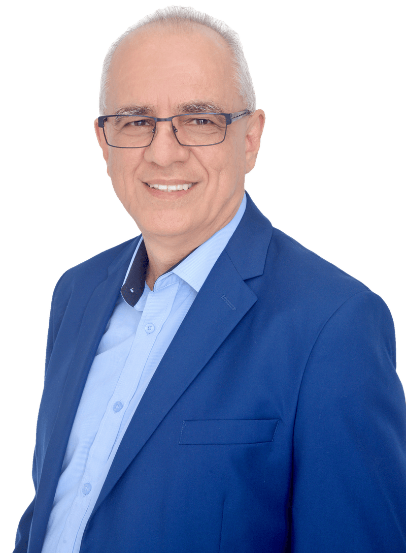 Alexandre Kaiê sorrindo, de óculos, camisa azul-clara e paletó azul